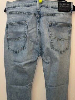 Signature Levi Strauss Light Wash Slim Straight Men's Jeans Back Pocket Detail